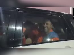 भगवा रंग में रंग कर अपनी गर्लफ्रेंड डकोटा जॉनसन के साथ महाकुंभ पहुंचे कोल्डप्ले सिंगर क्रिस, वायरल हुआ VIDEO