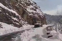 North India Freezes as Snowfall Closes Over 150 Roads in Himachal North India Freezes as Snowfall Closes Over 150 Roads in Himachal