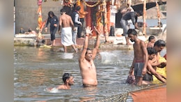 बेतवा नदी में गंदगी के बावजूद अटूट आस्था, कड़कड़ाती ठंड में श्रद्धालुओं ने लगाई डुबकी