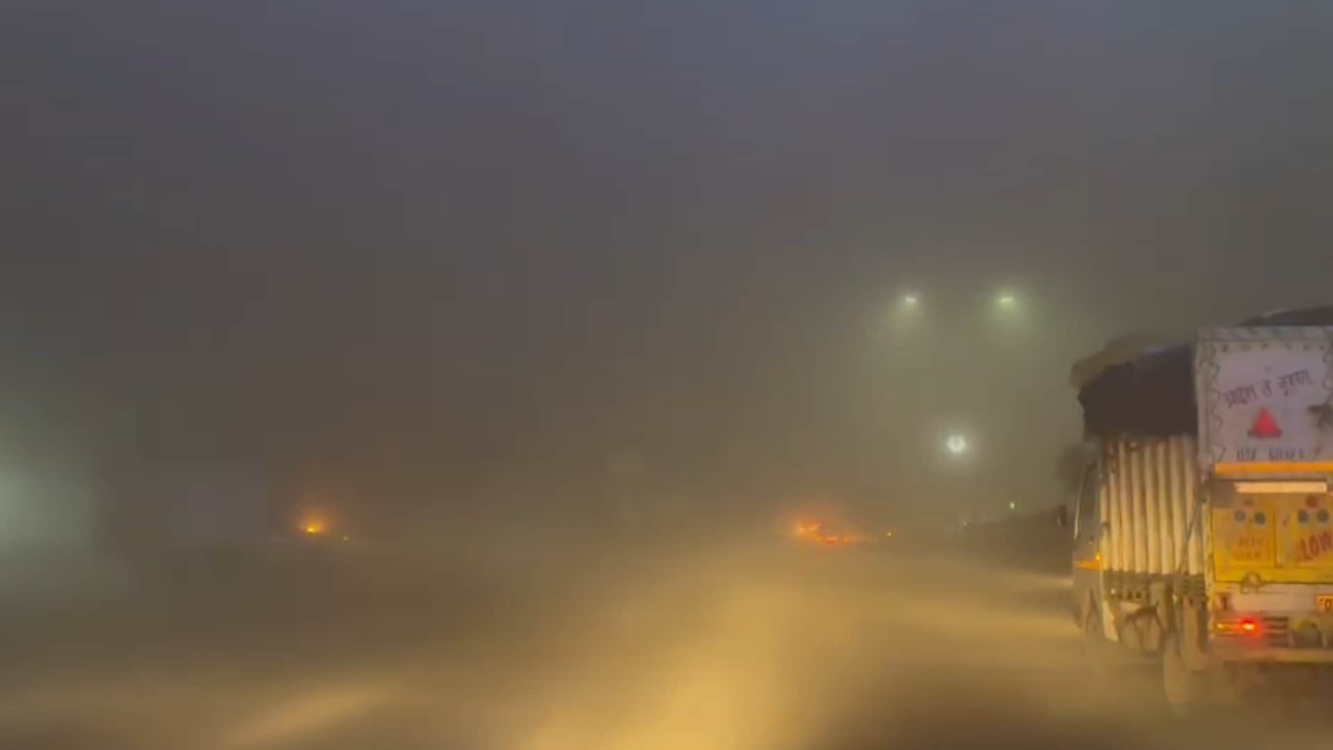 Dense Fog Engulfs Delhi-NCR Roads, Commuters Struggle to Navigate