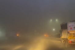 Dense Fog Engulfs Delhi-NCR Roads, Commuters Struggle to Navigate Dense Fog Engulfs Delhi-NCR Roads, Commuters Struggle to Navigate