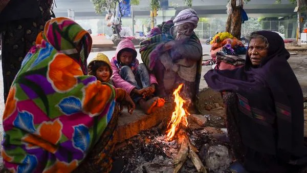 ठंड से कांपी दिल्ली, यूपी-बिहार भी बेहाल; हिमाचल, उत्तराखंड में बर्फबार; जानें अपने शहर का हाल ठंड से कांपी दिल्ली, यूपी-बिहार भी बेहाल; हिमाचल, उत्तराखंड में बर्फबार; जानें अपने शहर का हाल