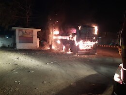 मनीष ट्रैव्हल्स की यात्री बस में अचानक लगी आग, मचा हड़कंप  मनीष ट्रैव्हल्स की यात्री बस में अचानक लगी आग, मचा हड़कंप