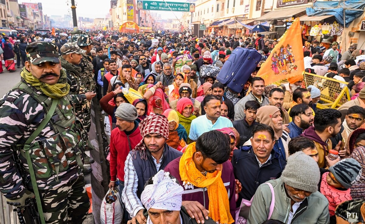 Лакнау A series of bomb threat emails sent to multiple