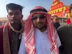 VIDEO: महाकुंभ में अरब का शेख बनकर रौब में घूम रहा था युवक, लोगों ने पकड़कर की जमकर धुनाई