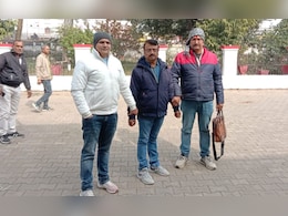 घूस लेते रंगे हाथों पकड़ा गया रेवेन्यू अफसर, तंग आकर किसान ने की थी EOW में शिकायत घूस लेते रंगे हाथों पकड़ा गया रेवेन्यू अफसर, तंग आकर किसान ने की थी EOW में शिकायत