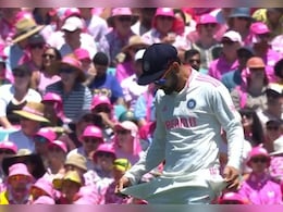 Virat Kohli: कोहली ने ऑस्ट्रेलियाई फैन्स से लिया पंगा, बीच मैदान पर 'सैंडपेपर विवाद' की नकल उतारकर ऐसे मचाया बवाल, Video Virat Kohli: कोहली ने ऑस्ट्रेलियाई फैन्स से लिया पंगा, बीच मैदान पर 'सैंडपेपर विवाद' की नकल उतारकर ऐसे मचाया बवाल, Video