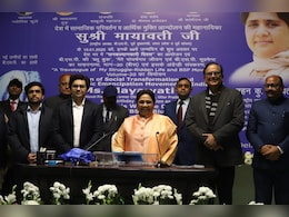 मायावती की इस तस्वीर में कुछ गौर किया आपने, दाईं ओर खड़े लड़के पर क्यों चर्चा गरम मायावती की इस तस्वीर में कुछ गौर किया आपने, दाईं ओर खड़े लड़के पर क्यों चर्चा गरम