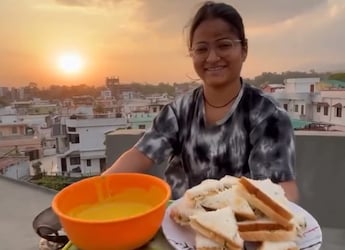 Viral Video: Woman Cooks Pakora On Rooftop Without Railings, Internet Reacts Viral Video: Woman Cooks Pakora On Rooftop Without Railings, Internet Reacts