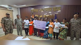 52 लाख रुपए के 9 इनामी नक्सलियों ने किया सरेंडर, हार्डकोर नक्सल दंपति ने भी डाले हथियार&nbsp;