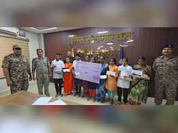 52 लाख रुपए के 9 इनामी नक्सलियों ने किया सरेंडर, हार्डकोर नक्सल दंपति ने भी डाले हथियार 