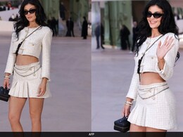 Kylie Jenner Gives The Chanel Tweed Skirt Set A Cropped, Modern Touch Kylie Jenner Gives The Chanel Tweed Skirt Set A Cropped, Modern Touch