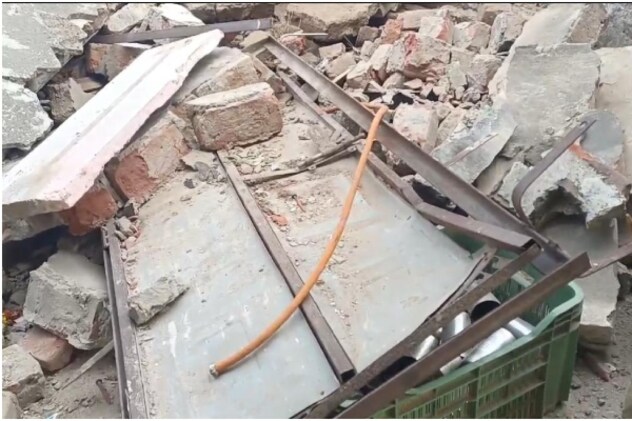 सिलेंडर ब्लास्ट के बाद स्कूल की दीवार गिरी. सिलेंडर ब्लास्ट के बाद स्कूल की दीवार गिरी.