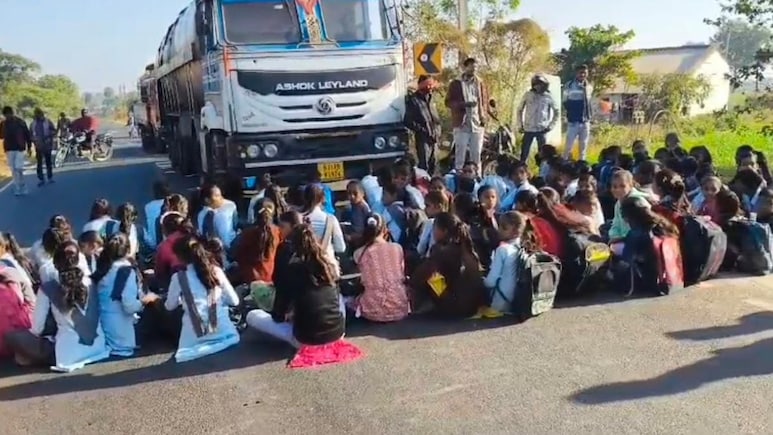 Rajasthan: डूंगरपुर के चौरासी में स्कूल बैग लेकर सड़क पर बैठे स्कूल के बच्चे, जानिये क्या है पूरा मामला? 