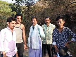 बड़वानी में बदमाशों के हौसले बुलंद, दिनदहाड़े बीच सड़क पर पहले युवक को पीटा, फिर की लूटपाट