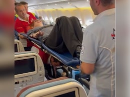 फ्लाइट में इस तरह यात्रा करती हैं दुनिया की सबसे लंबी महिला, किए जाते हैं ये खास इंतजाम, देखें वायरल Video