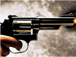 स्कार्पियो से घर का गेट तोड़कर अंदर घुसे बदमाश, फिर चलाई ताबड़तोड़ गोलियां, CCTV में कैद हुई पूरी वारदात स्कार्पियो से घर का गेट तोड़कर अंदर घुसे बदमाश, फिर चलाई ताबड़तोड़ गोलियां, CCTV में कैद हुई पूरी वारदात