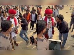 महाकुंभ में श्रद्धालुओं से बात कर रहे रिपोर्टर का माइक छीनकर भागा शख्स, पकड़ने के लिए दौड़े लोग, आगे जो हुआ, किसी ने सोचा नहीं था