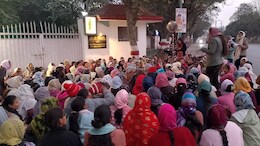 महिला शिक्षकों ने वित्त मंत्री ओपी चौधरी के बंगले का किया घेराव,समायोजन की मांग को लेकर कर रहीं नारेबाजी