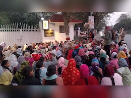महिला शिक्षकों ने वित्त मंत्री ओपी चौधरी के बंगले का किया घेराव,समायोजन की मांग को लेकर कर रहीं नारेबाजी