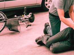 Road Accident : विचित्र अपघात, दुचाकीस्वाराचं धडापासून डोकं झालं वेगळं