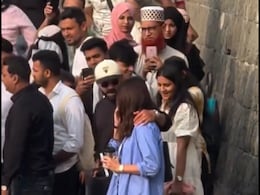 Watch: Female Fan's Epic Reaction On Spotting Virat Kohli In Public Watch: Female Fan's Epic Reaction On Spotting Virat Kohli In Public