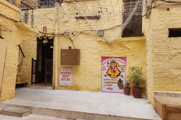 घर के बाहर शादी के कार्ड पर बने गणपति घर के बाहर शादी के कार्ड पर बने गणपति