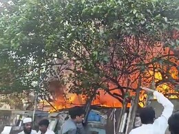 मुंबई के बांद्रा इलाके में लगी भीषण आग, 20 से 25 झोपड़ियां जलकर खाक मुंबई के बांद्रा इलाके में लगी भीषण आग, 20 से 25 झोपड़ियां जलकर खाक