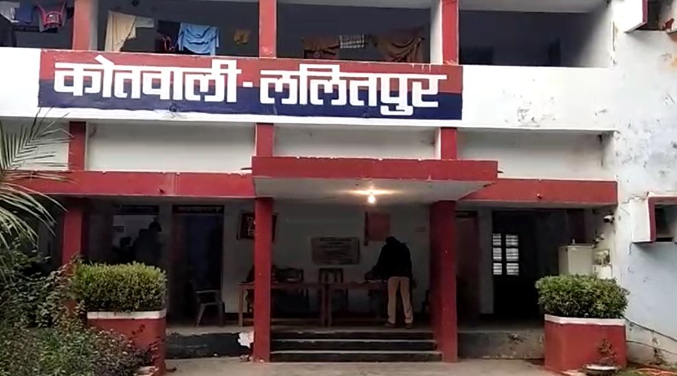 मंदिर की छत पर महंत का महिला के साथ अश्लील वीडियो वायरल, फिर ग्रामीणों ने गंगाजल से धोया