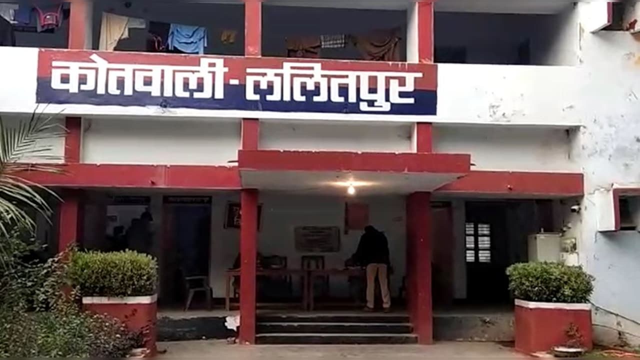 मंदिर की छत पर महंत का महिला के साथ अश्लील वीडियो वायरल, फिर ग्रामीणों ने गंगाजल से धोया