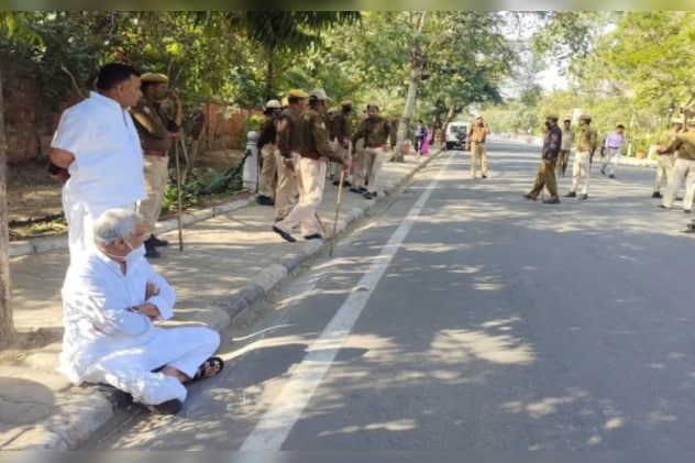 डिवाडर पर धरने पर बैठे किरोड़ी लाल मीणा डिवाडर पर धरने पर बैठे किरोड़ी लाल मीणा