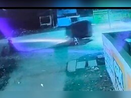 Video: गेंद की तरह लुढ़कते बच्चे के ऊपर से गुजर गया ऑटो, फिर हुआ ये कि फटी रह गई सबकी आंखें                        