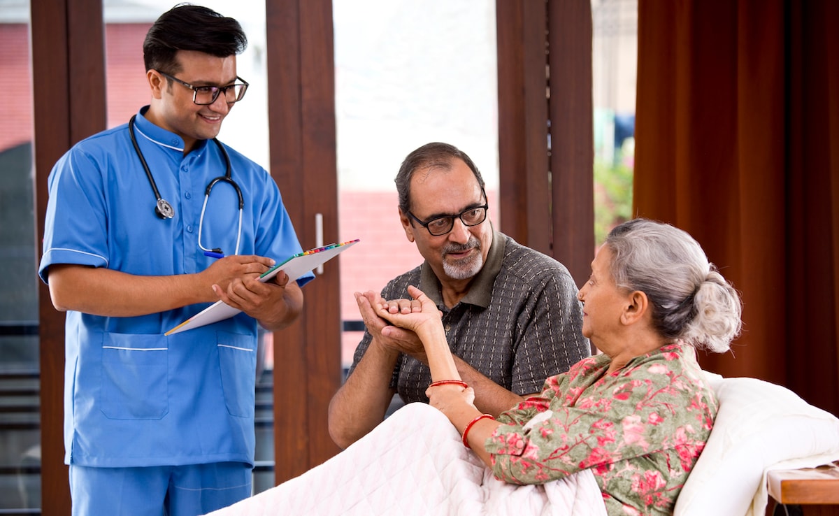 पिता की उम्र 50 के पार है तो कौन सा हेल्थ इंश्योरेंस सही रहेगा? पॉलिसी खरीदने से पहले ये जरूरी बातें जान लें