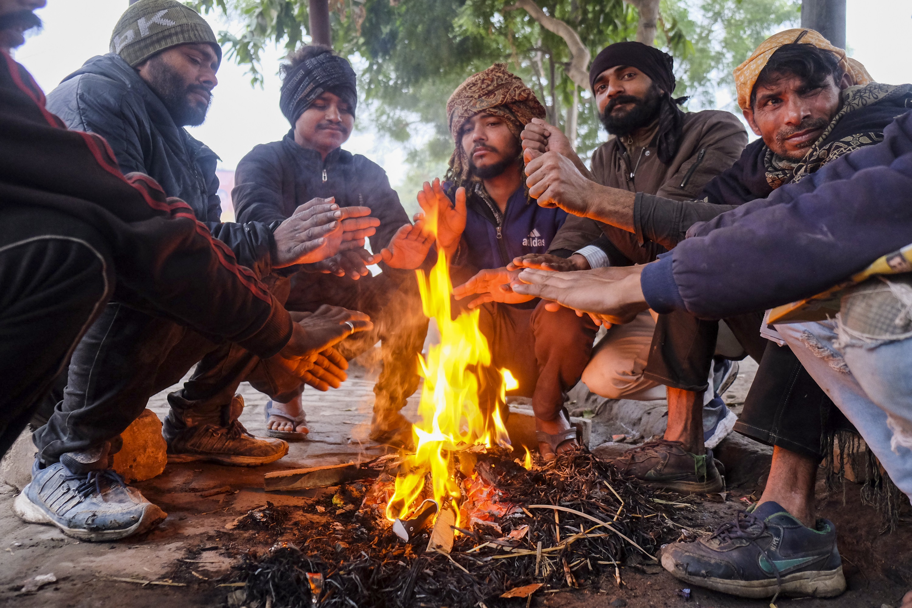 घने कोहरे में लिपटी दिल्ली, पहाड़ों से लेकर मैदानी इलाकों में कैसा है मौसम, जानें