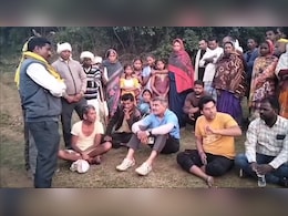 MP: गुजरात, दिल्ली के रिटायर्ड IAS अफसरों को मंडला में ग्रामीणों ने बनाया बंधक, सच्चाई सामने आई तो...