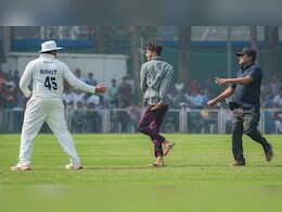 रोहित शर्मा से मिलने के लिए फैन ने तोड़ दी सारी सीमाएं, सिक्योरिटी गार्ड को चकमा देते हुए पहुंचा मैदान में, VIDEO रोहित शर्मा से मिलने के लिए फैन ने तोड़ दी सारी सीमाएं, सिक्योरिटी गार्ड को चकमा देते हुए पहुंचा मैदान में, VIDEO