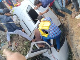 तेज रफ्तार कार चालक ने दो महिलाओं को कुचला, पुलिया में गिरी बेकाबू कार