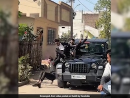 पार्टी में थार वाली एंट्री ने किया मामला खराब, चलती कार से धड़ाधड़ गिरे लड़के तो लोग बोले- हां भई आ गया स्वाद पार्टी में थार वाली एंट्री ने किया मामला खराब, चलती कार से धड़ाधड़ गिरे लड़के तो लोग बोले- हां भई आ गया स्वाद