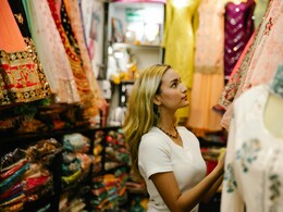 पार्टी हो या फेस्टिवल इन वीमेन ट्रेडिशनल वियर के साथ हर जगह दिखें खूबसूरत, जल्दी से भारी छूट में खरीदें