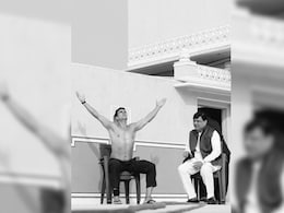 BTS Pic Of Akshay Kumar And Paresh Rawal From The Sets Of <i>Bhooth Bangla</i> Goes Viral BTS Pic Of Akshay Kumar And Paresh Rawal From The Sets Of <i>Bhooth Bangla</i> Goes Viral
