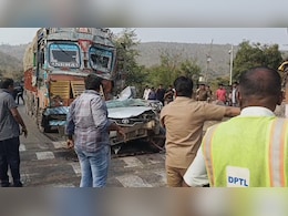 Road Accident : बेकाबू ट्रक ने दो कार और एक कंटेनर को मारी टक्कर, उड़े परखच्चे, तीन युवक घायल Road Accident : बेकाबू ट्रक ने दो कार और एक कंटेनर को मारी टक्कर, उड़े परखच्चे, तीन युवक घायल