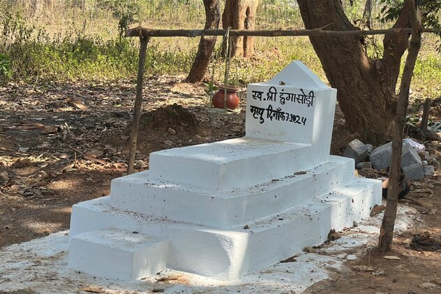 एक कब्रिस्तान में जगह मिली भी तो उसको अलग रंग में रंगा गया है एक कब्रिस्तान में जगह मिली भी तो उसको अलग रंग में रंगा गया है