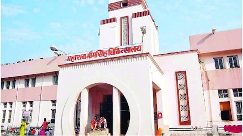 "वो तड़प रही है, कोई तो देख लो", एंबुलेंसकर्मी लगाता रहा गुहार, महिला ने हॉस्पिटल में तोड़ दिया दम