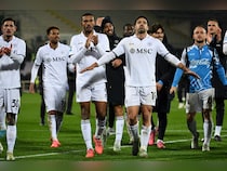 Napoli See Off Fiorentina To Top Serie A In Rivals Absence