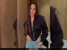 Sonakshi Sinha Does Casual Friday Right In A Black Corset Top And Jeans Sonakshi Sinha Does Casual Friday Right In A Black Corset Top And Jeans
