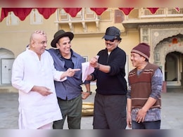 BTS Pic Of Akshay Kumar And Paresh Rawal From The Sets Of <i>Bhooth Bangla</i> Goes Viral BTS Pic Of Akshay Kumar And Paresh Rawal From The Sets Of <i>Bhooth Bangla</i> Goes Viral