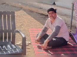 Ashoknagar News: बैंक के सामने टेंट लगाकर बैठा शख्स, थाने में शिकायत के बाद भी नहीं हटा; जानिए पूरा मामला