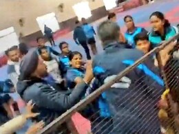 VIDEO: रेफरी के फैसले से मचा बवाल, मैच में चलने लगे लात-घूंसे, हवा में उछाली गईं कुर्सियां, जानें ये हुआ क्या VIDEO: रेफरी के फैसले से मचा बवाल, मैच में चलने लगे लात-घूंसे, हवा में उछाली गईं कुर्सियां, जानें ये हुआ क्या