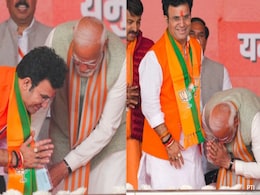 Watch: PM Modi Stops BJP Leader From Bowing, Touches His Feet 3 Times Watch: PM Modi Stops BJP Leader From Bowing, Touches His Feet 3 Times