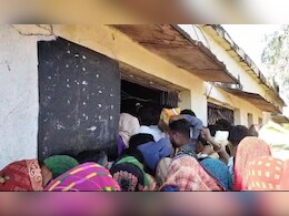 Shivpuri News: राशन की दुकान पर भीड़ बेकाबू, हुई धक्का-मुक्की; पुलिस को संभालना पड़ा मोर्चा